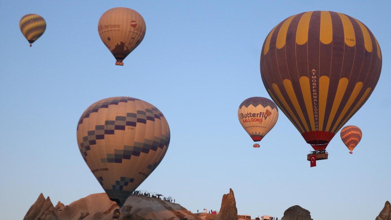 Kapadokya'da balonlar Türk bayraklarıyla havalandı