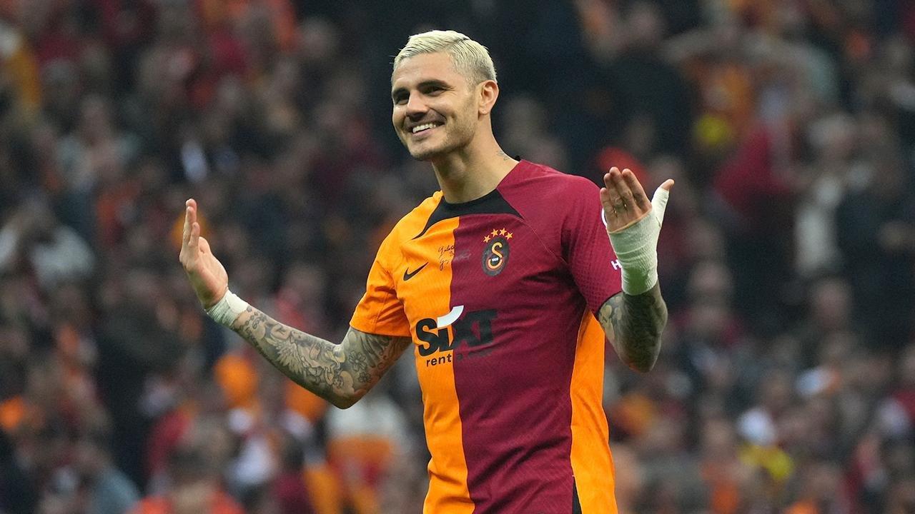 Arjantinli futbolcu "Zafer Bayramını" kutladı