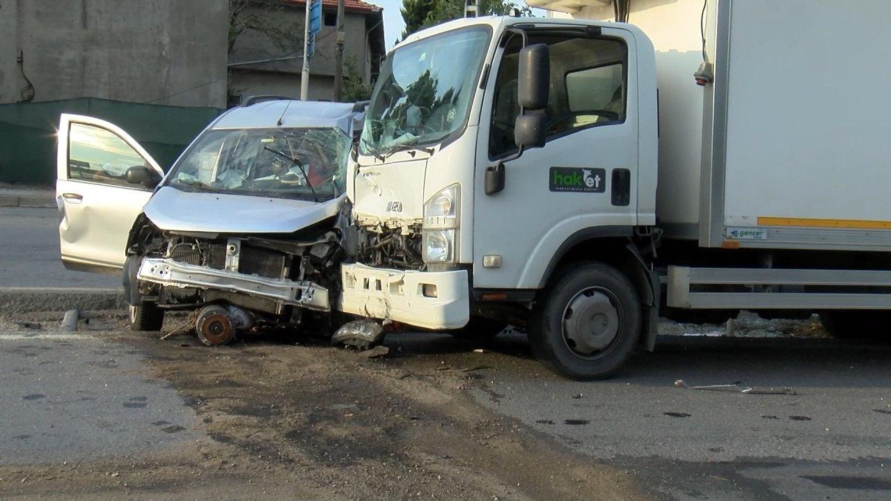 Kamyonet ile hafif ticari araç çarpıştı