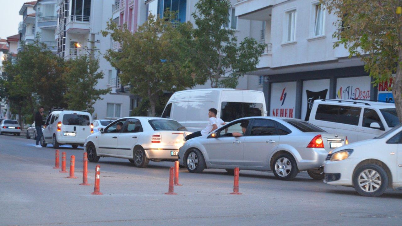 Trafikte tehlikeli anlar: Otomobilin kaputuna uzanıp, öndeki aracı itti