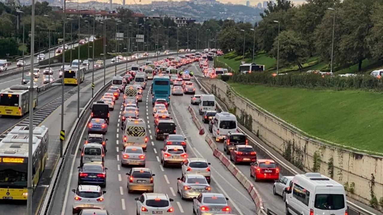 Valilik ve İBB'den pazartesi açıklaması: Otobüs ve metro seferleri artırılıyor