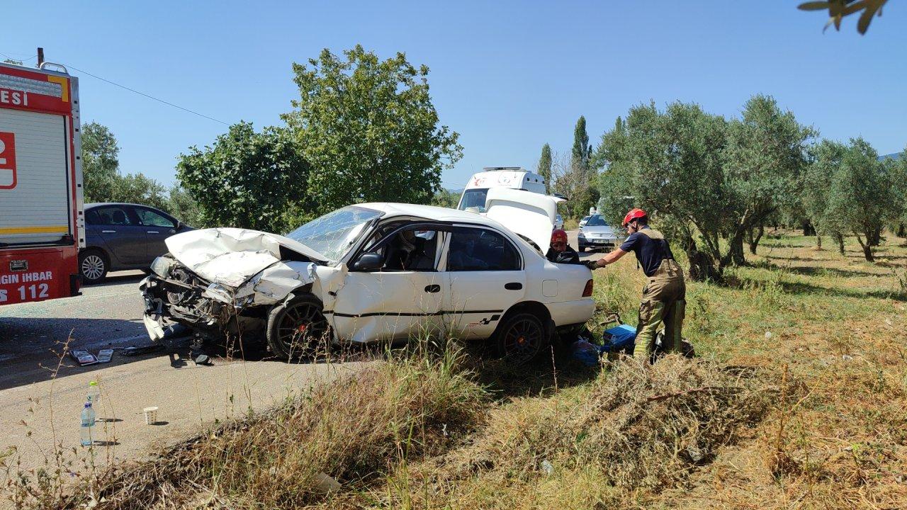 Otomobiller kafa kafaya çarpıştı: 1'i bebek 6 yaralı