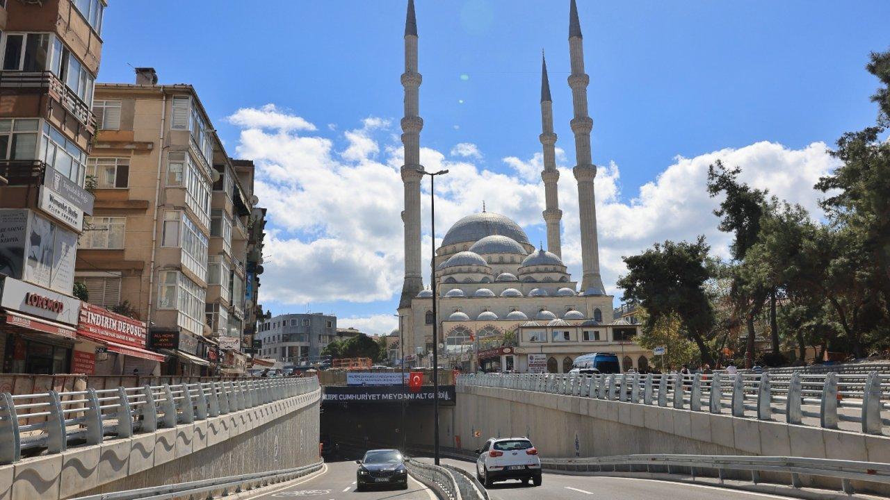 İşlek meydanda araç trafiği yeraltına indi!