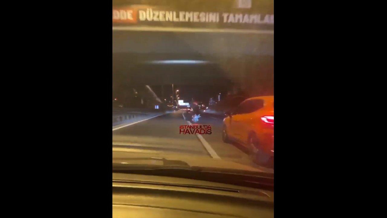 Motosikletli gencin tehlikeli şovu yürekleri ağıza getirdi