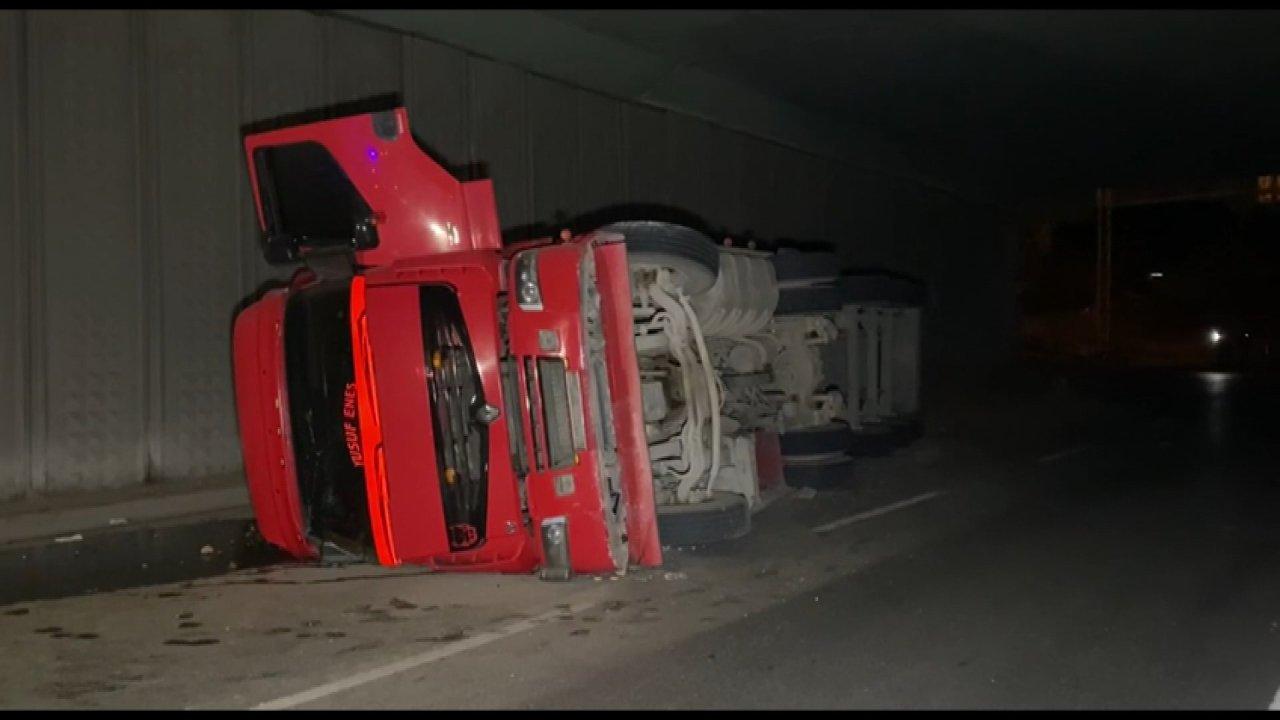 Hafriyat kamyonu yan yattı: Trafik tek şeritten sağlandı