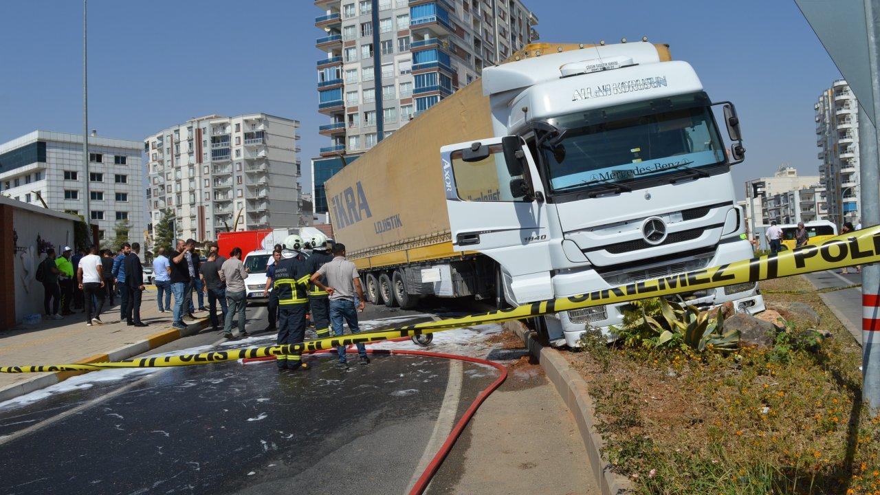 Polisin 'dur' ihtarına uymadı, kaçarken araçlara çarpan TIR'a ateş açıldı