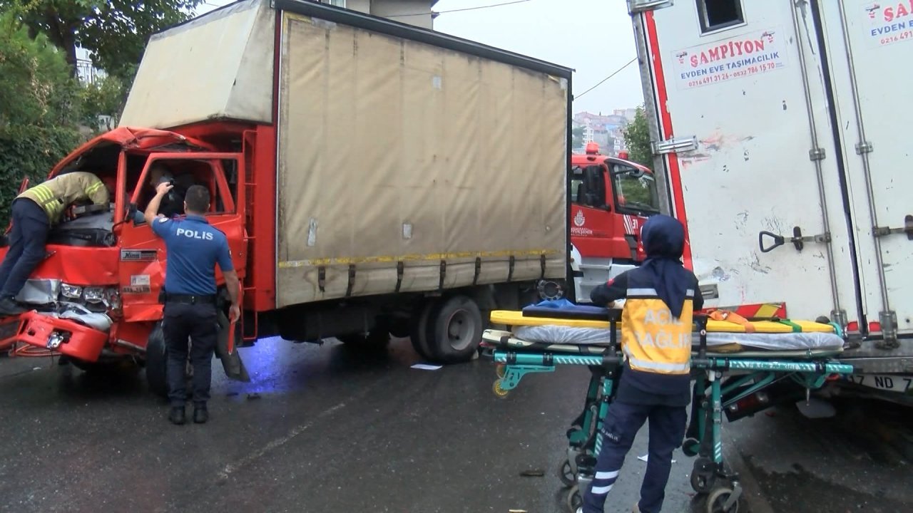 Kamyonet park halindeki araçlara çarptı: 1 yaralı