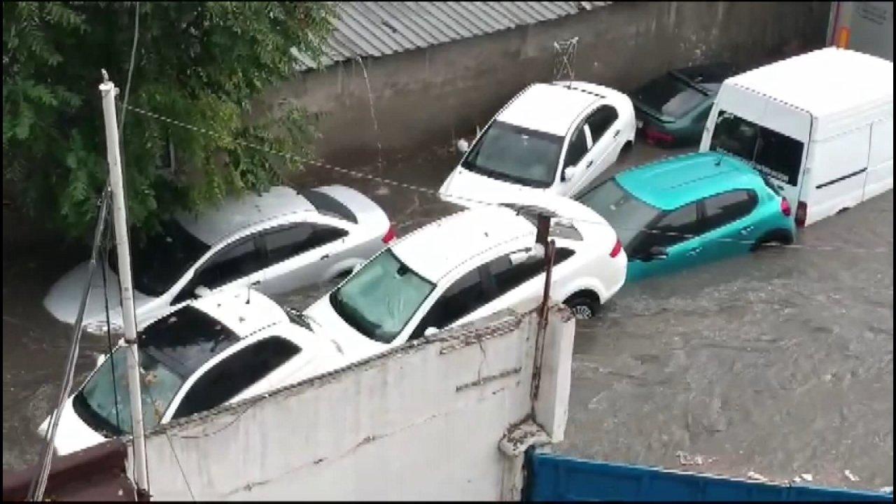 Yollar göle döndü, çok sayıda araç sele kapıldı