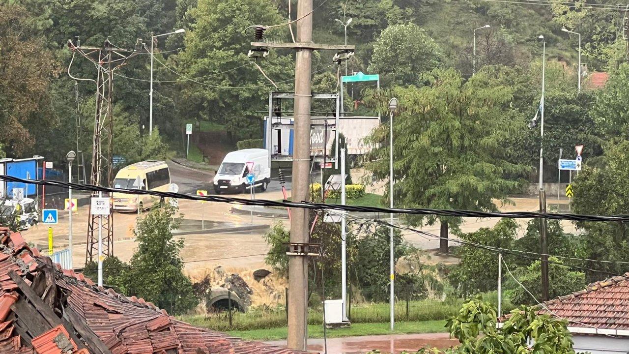 Aşırı yağmurun etkisiyle yol ve dere aynı seviyeye geldi