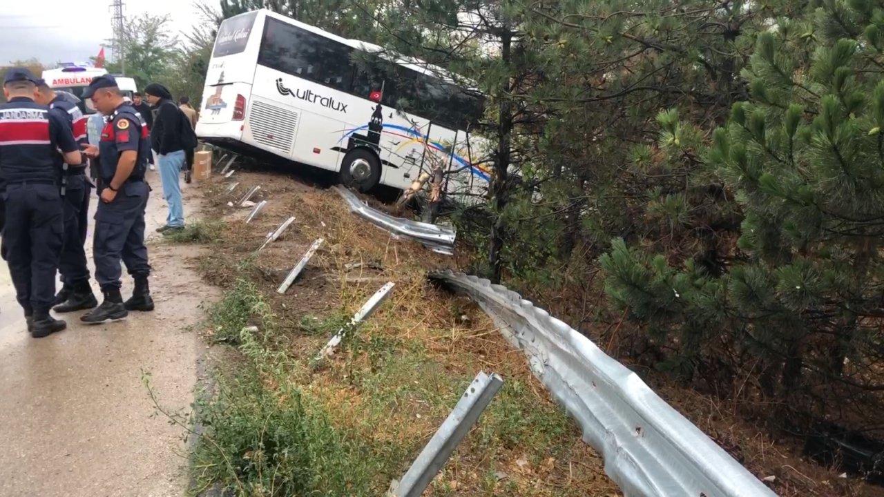 Yağış nedeniyle otobüs yoldan çıktı, ağaçlığa daldı!