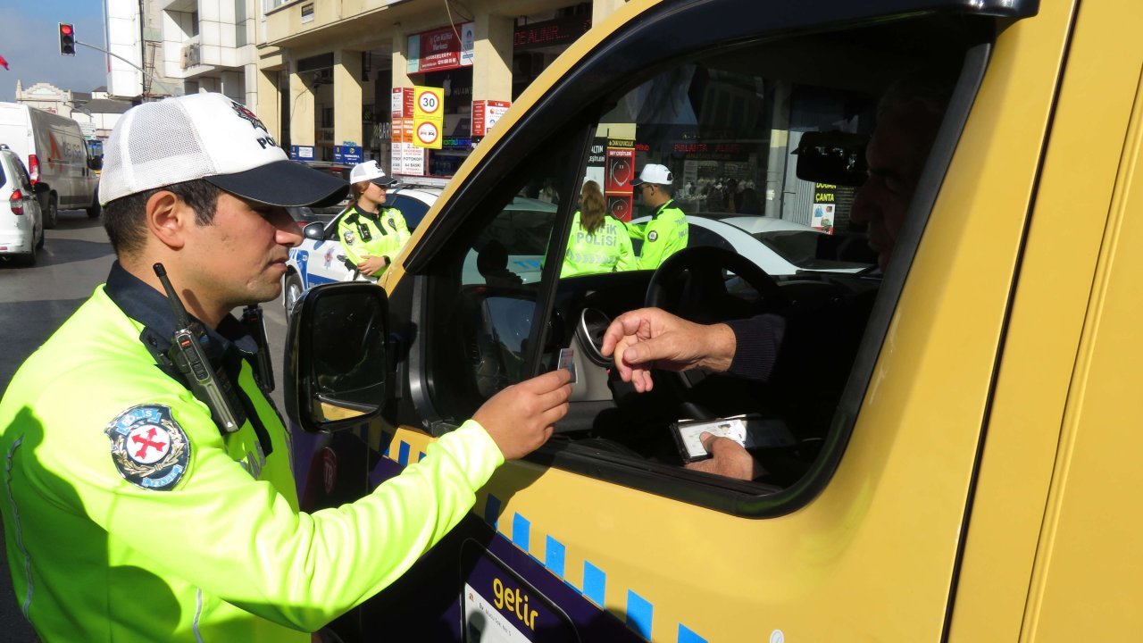 Ceza yazılan şoförden polislere tepki: 'Ben emekliyim nasıl ödeyeceğim'