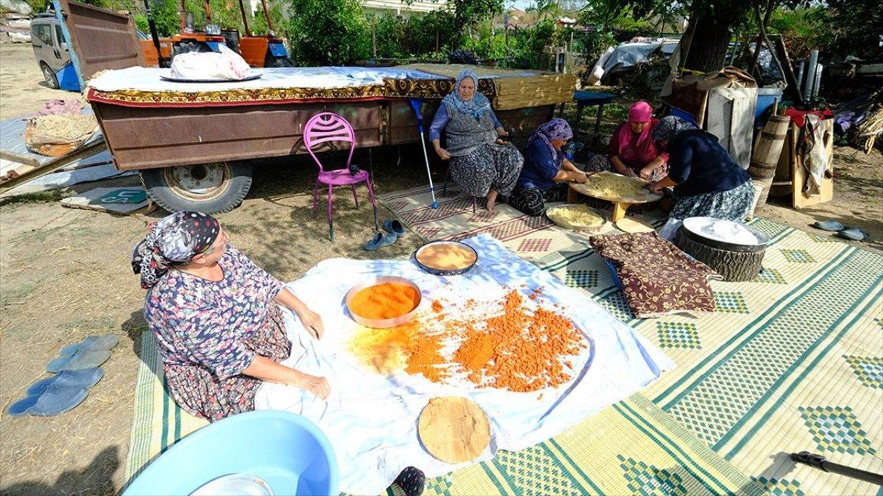 Köy kadınları "kışlık yiyecek" mesaisinde