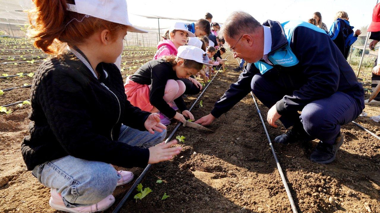 Kışlık fideler çocukların ellerinden toprakla kavuştu