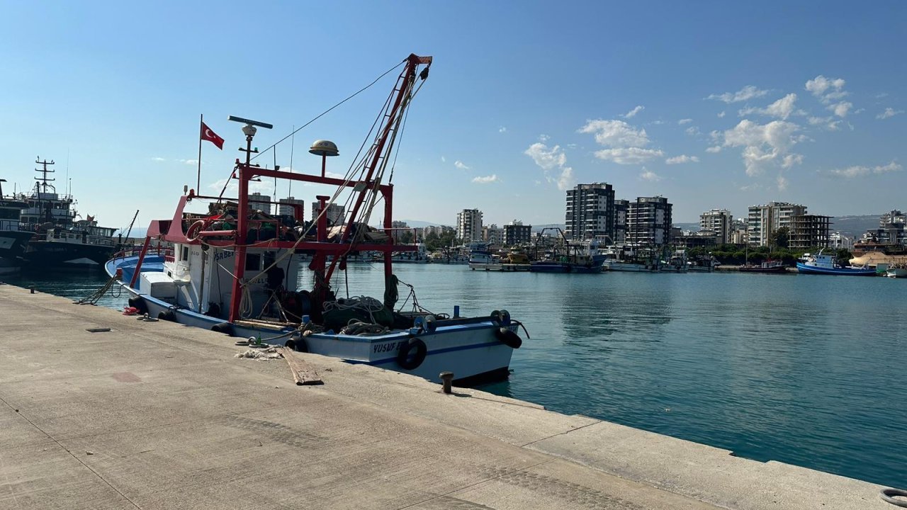 Yelkenli tekne kayalara çarpıp battı: Son anda kurtuldular