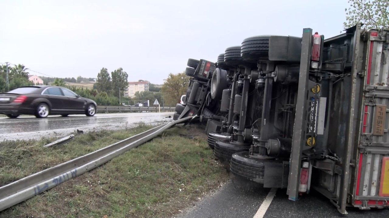 Bariyerlere çarpan TIR devrildi, trafikte yoğunluk oluştu