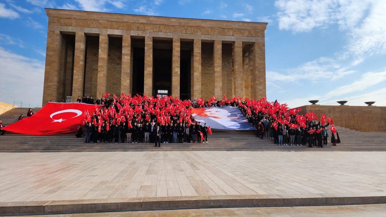 Çatalca tarihinde bir ilk! Başkan Üner, 800 öğrenci ile Anıtkabir’i ziyaret etti