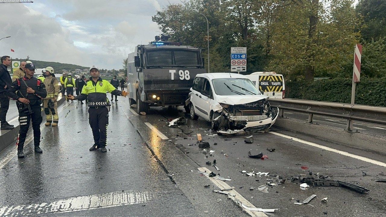 14 araç birbirine girdi, yol ulaşıma kapatıldı