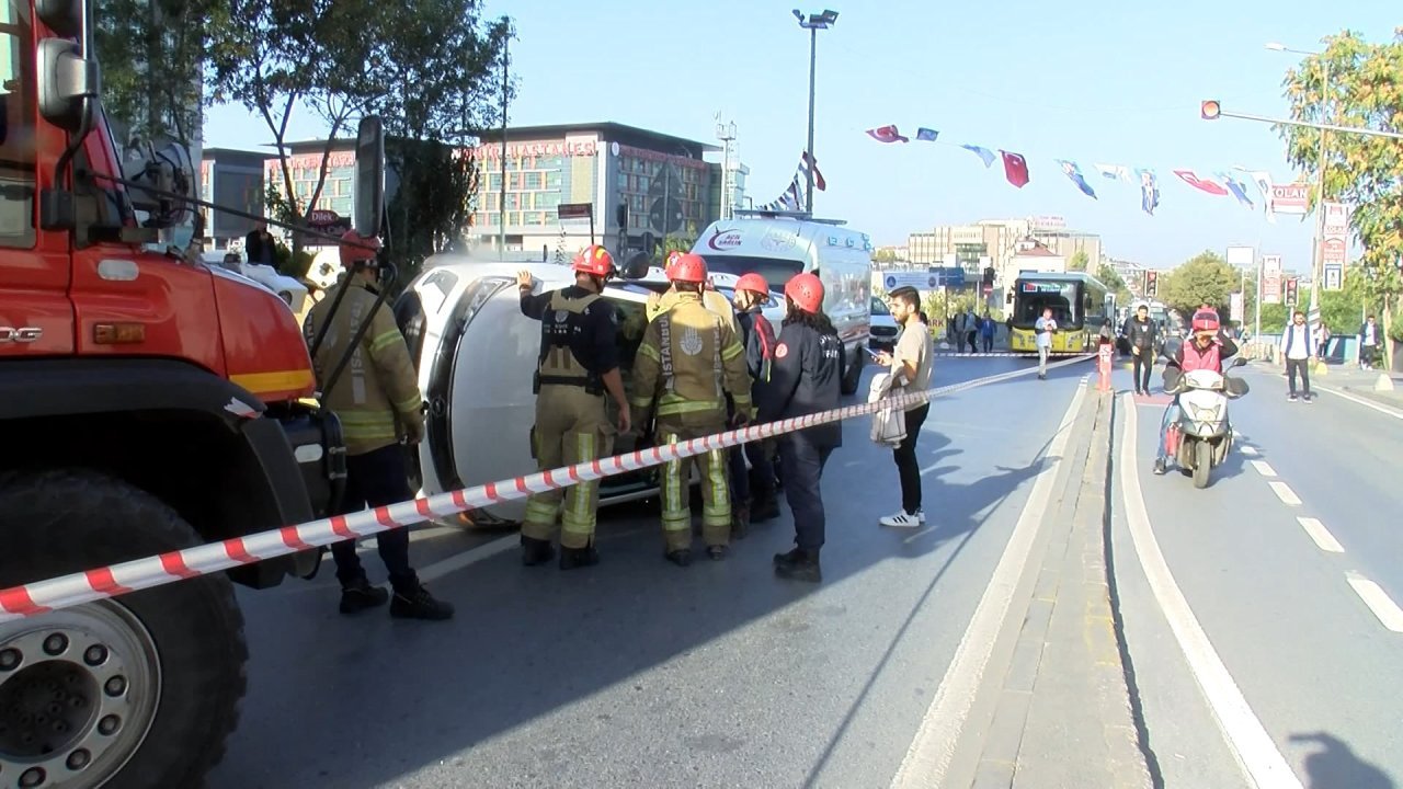 Otomobil yan yattı: Yolcular yürümek zorunda kaldı