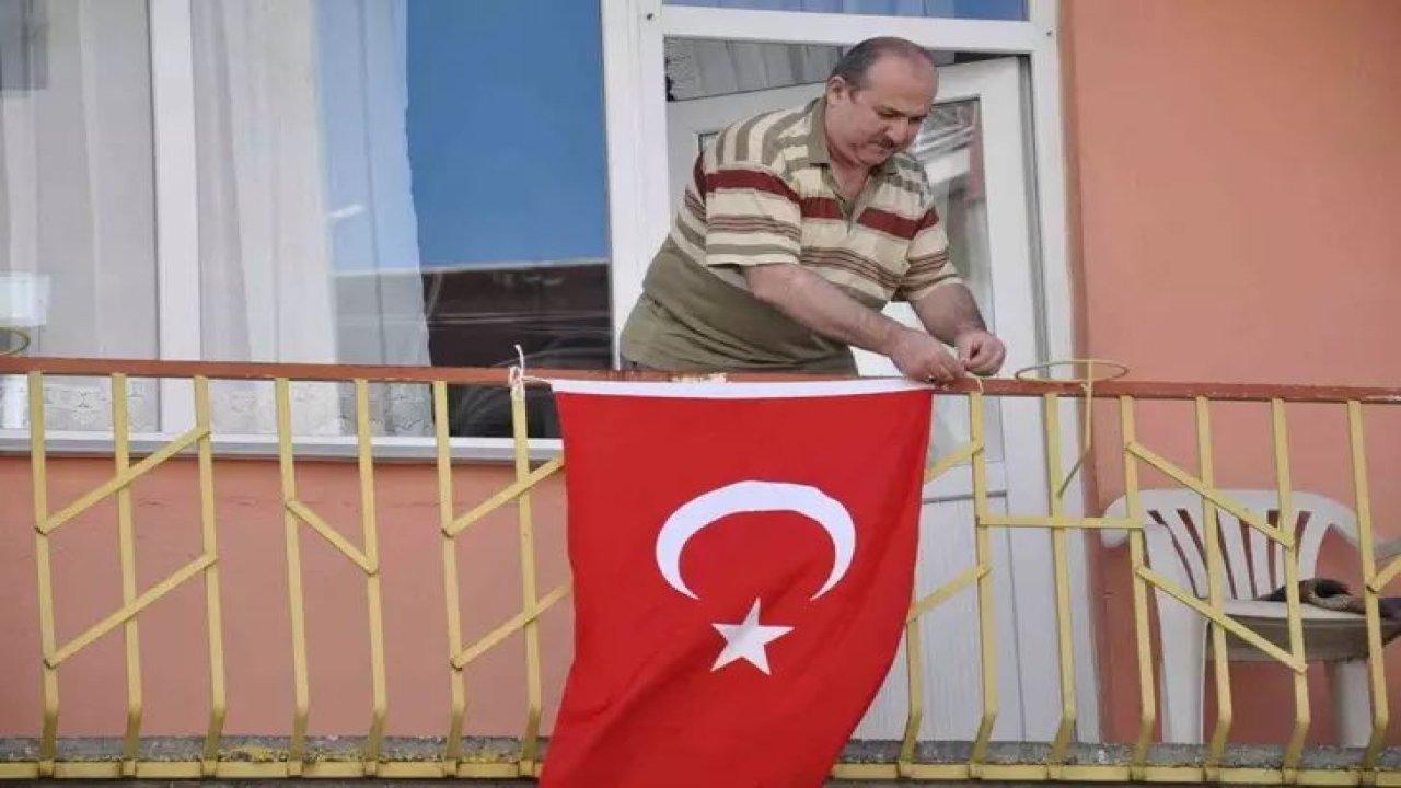 "Bayrak Asan Dayı" Cumhuriyet'in  100. yılı için yeniden bayrağını astı