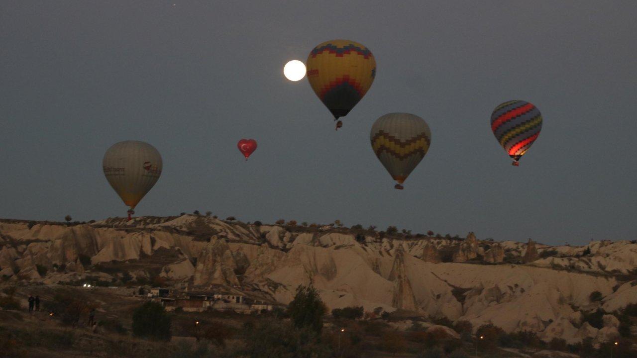 Kapadokya’da 100. yıla özel 100 balon, 100 bayrak!