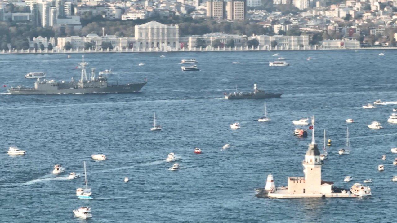 İstanbul Boğazı'nda Türk donanması coşkusu