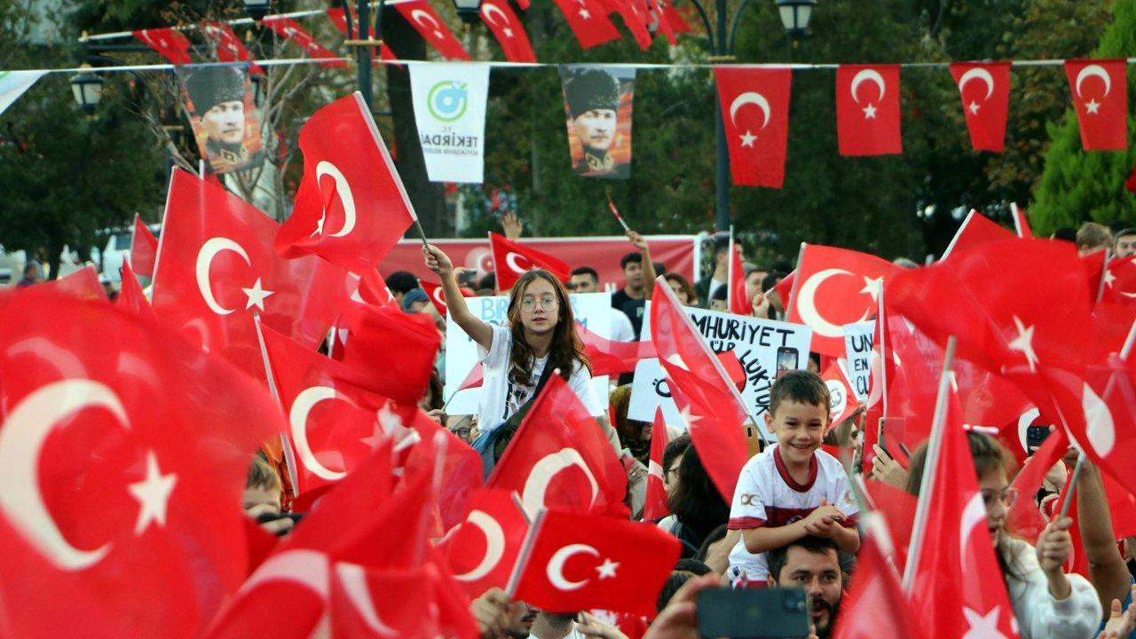 Tekirdağ'da 29 Ekim kutlamalarına binlerce kişi katıldı