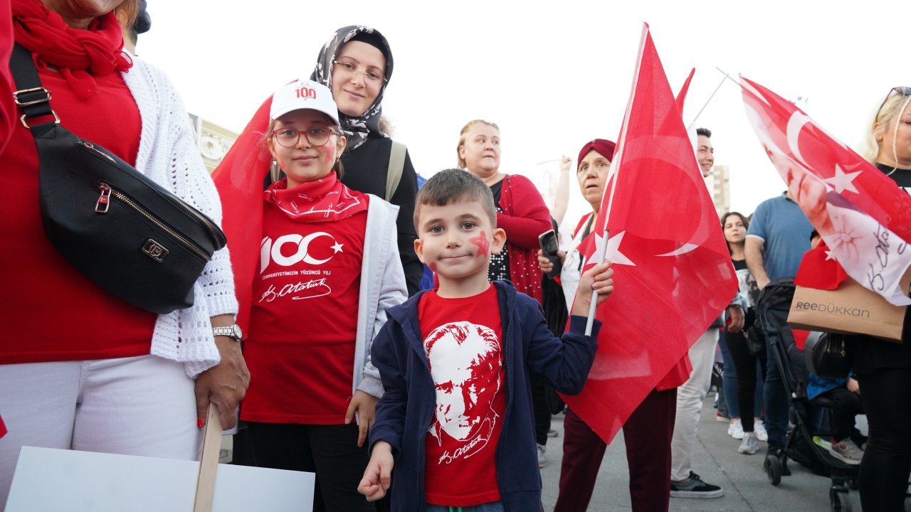 Beylikdüzü'nde binlerce kişi 100. yıl için yürüdü