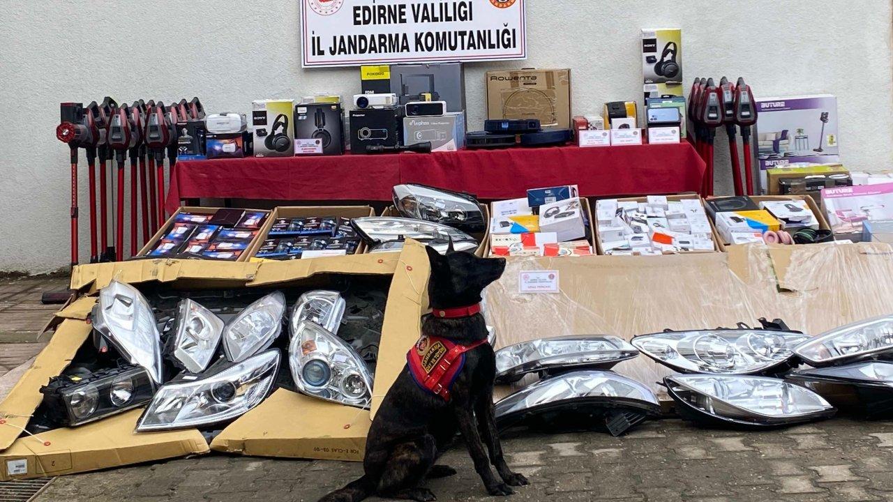 Sınır Kapısına gelen TIR'da çok sayıda gümrük kaçağı eşya ele geçirildi