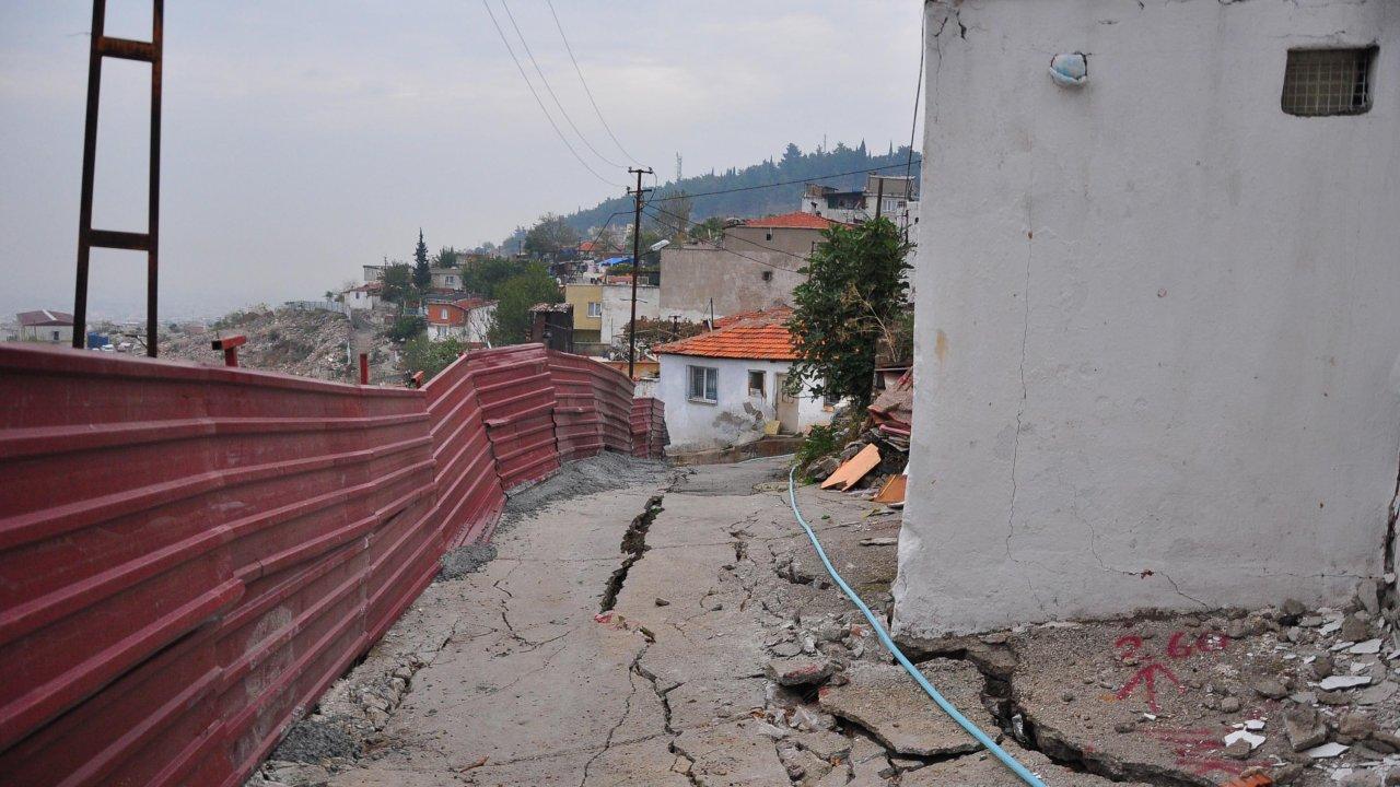 Mahalle diken üstünde: 'Ölüm korkusuyla yaşıyoruz'