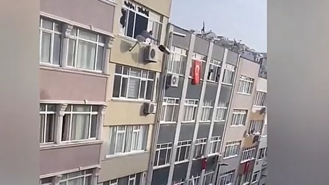 Sinir krizi geçirdi, evin eşyalarını 5. kattan sokağa fırlattı!