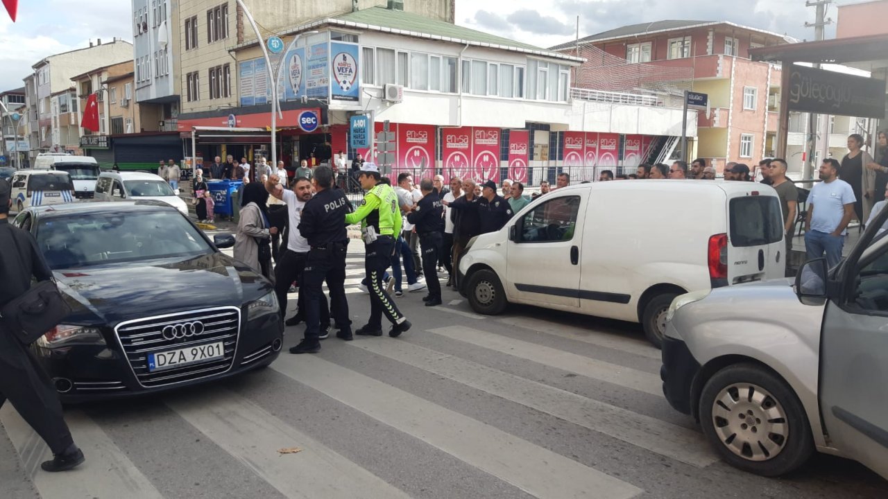 Husumetlilerin bıçaklı kavgası kanlı bitti: Ortalık savaş alanına öndü