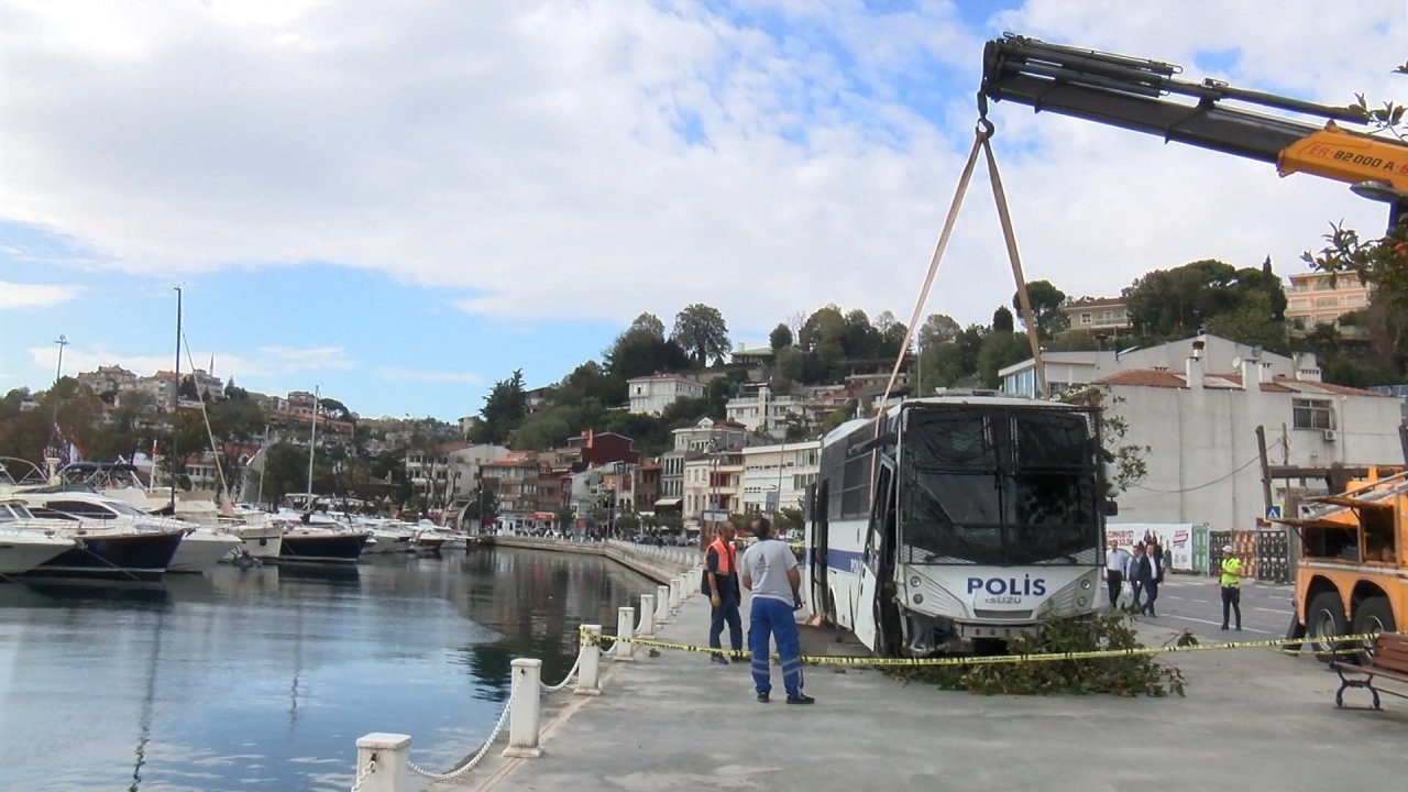 Boğaz'da faciadan dönüldü! Polisleri taşıyan otobüs denize uçuyordu