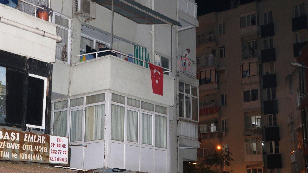 Balkona çıkıp, tabancayı başına dayadı: Polis ikna etti