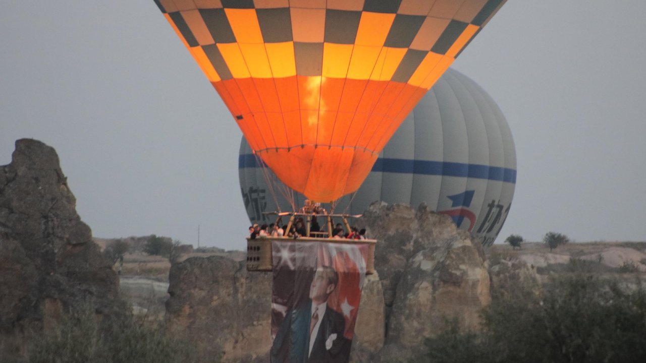 Balonlar, Atatürk posterleri ve Türk bayraklarıyla havalandı