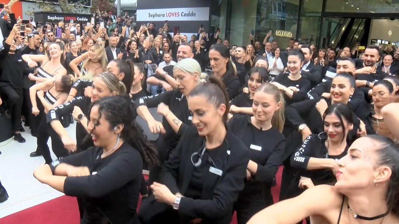 Akşamdan kuyruğa girdiler: Ünlü kozmetik mağazası açılışında izdiham