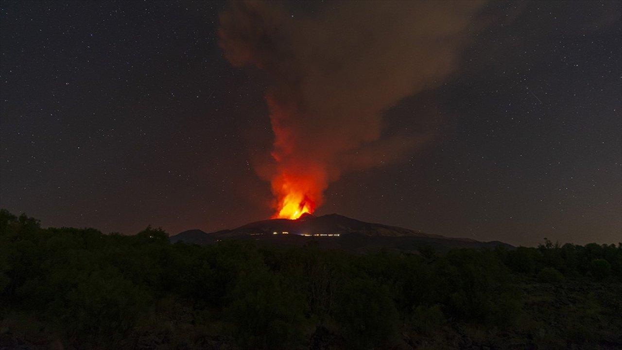 İtalya'da Etna Yanardağı yeniden faaliyete geçti