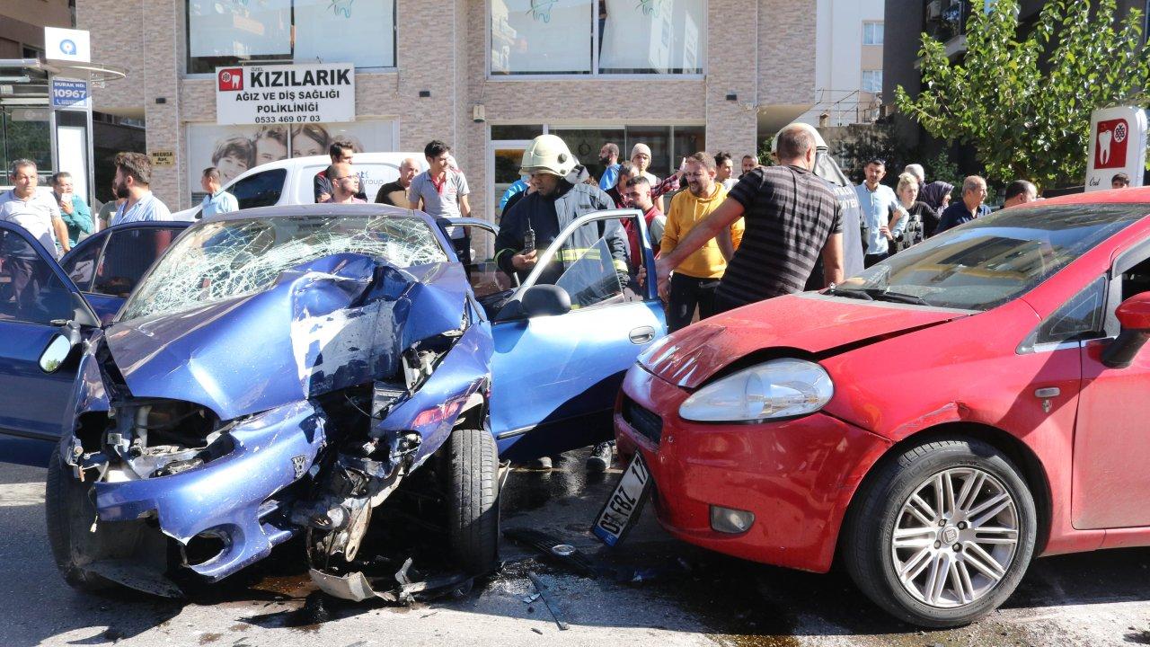 Sınav dönüşü korkunç kaza: Sürücü sıkıştı; 1'i bebek 5 çocuk yaralı