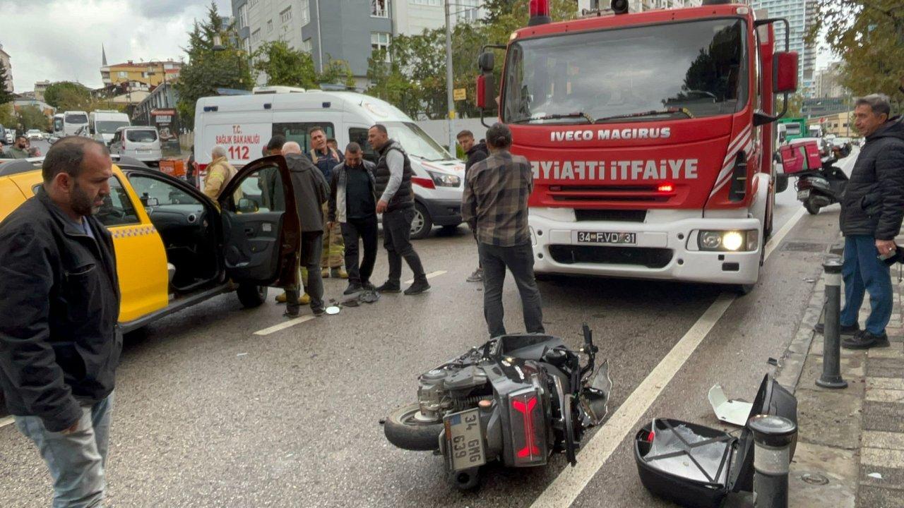 Motosiklet kaygan yolda hakimiyetini kaybedince taksinin altına girdi