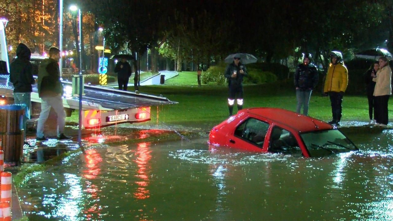 Bursa'da otomobil süs havuzuna düştü