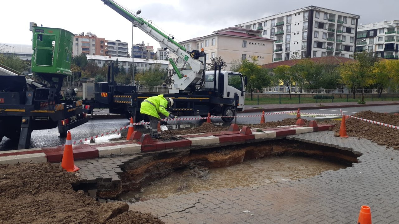 Yolda iki metre derinlikte göçük: Cadde trafiğe kapatıldı