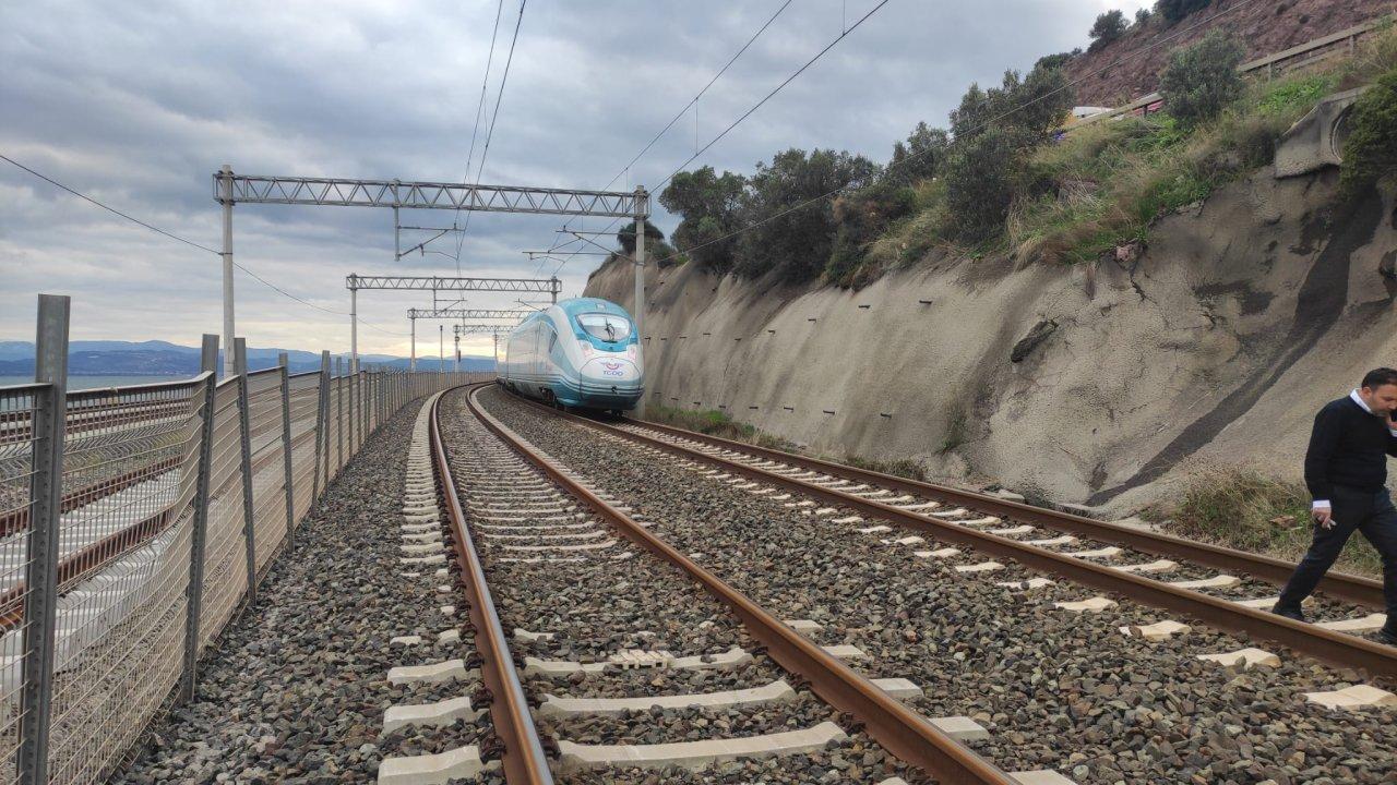 Korkunç olay! Raylarda yürürken Yüksek Hızlı Tren çarptı: Seferler durduruldu