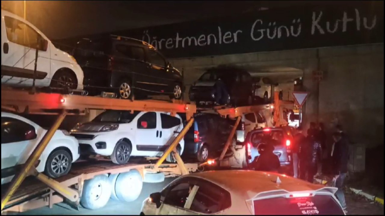 Otomobil taşıyan TIR alt geçide sıkıştı: Trafik yoğunluğu oluştu