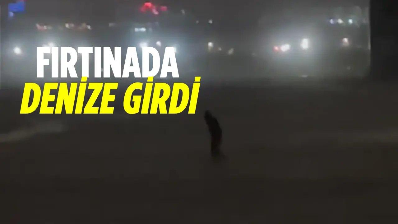 Fırtınalı havada deniz girmeye çalıştı!