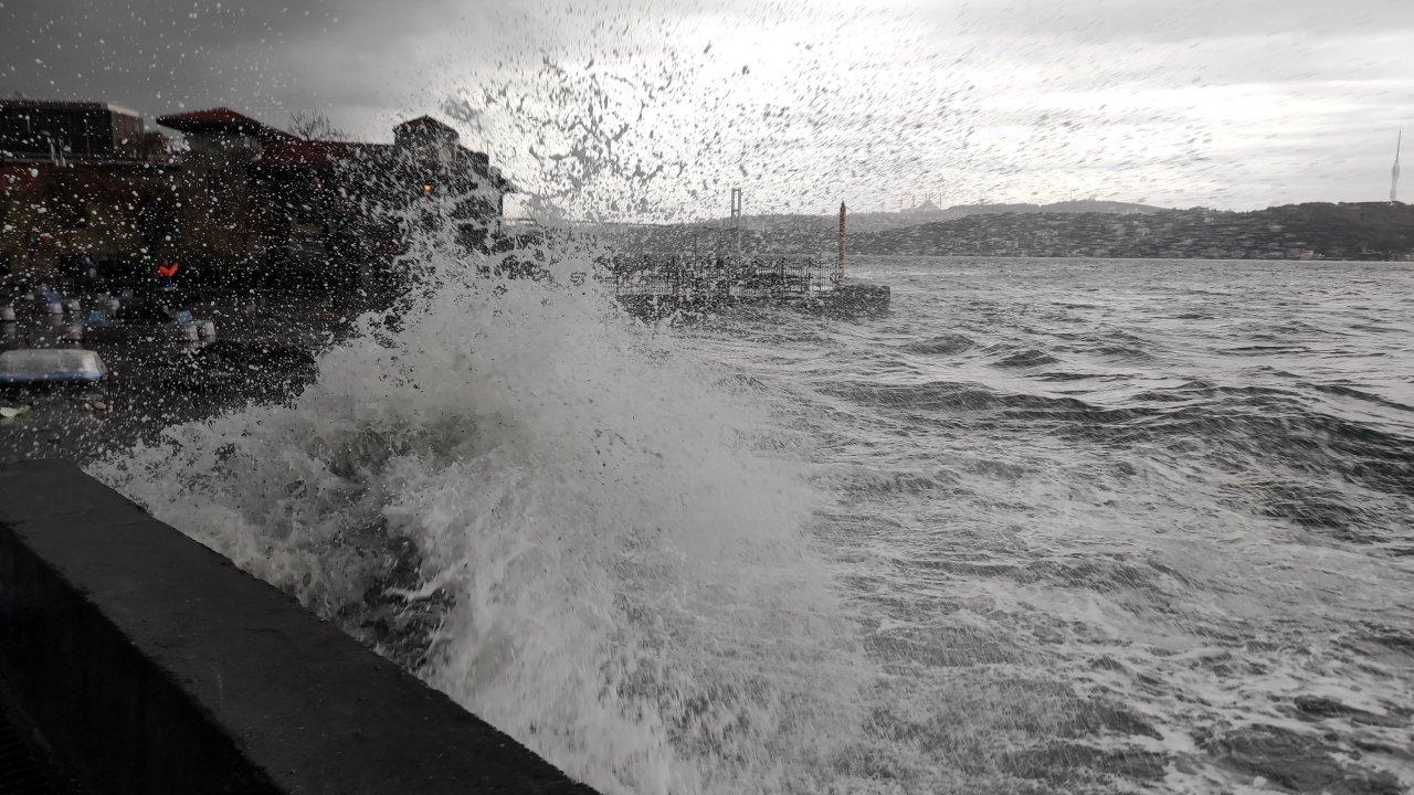 Fırtınada balıkçı tekneleri alabora oldu