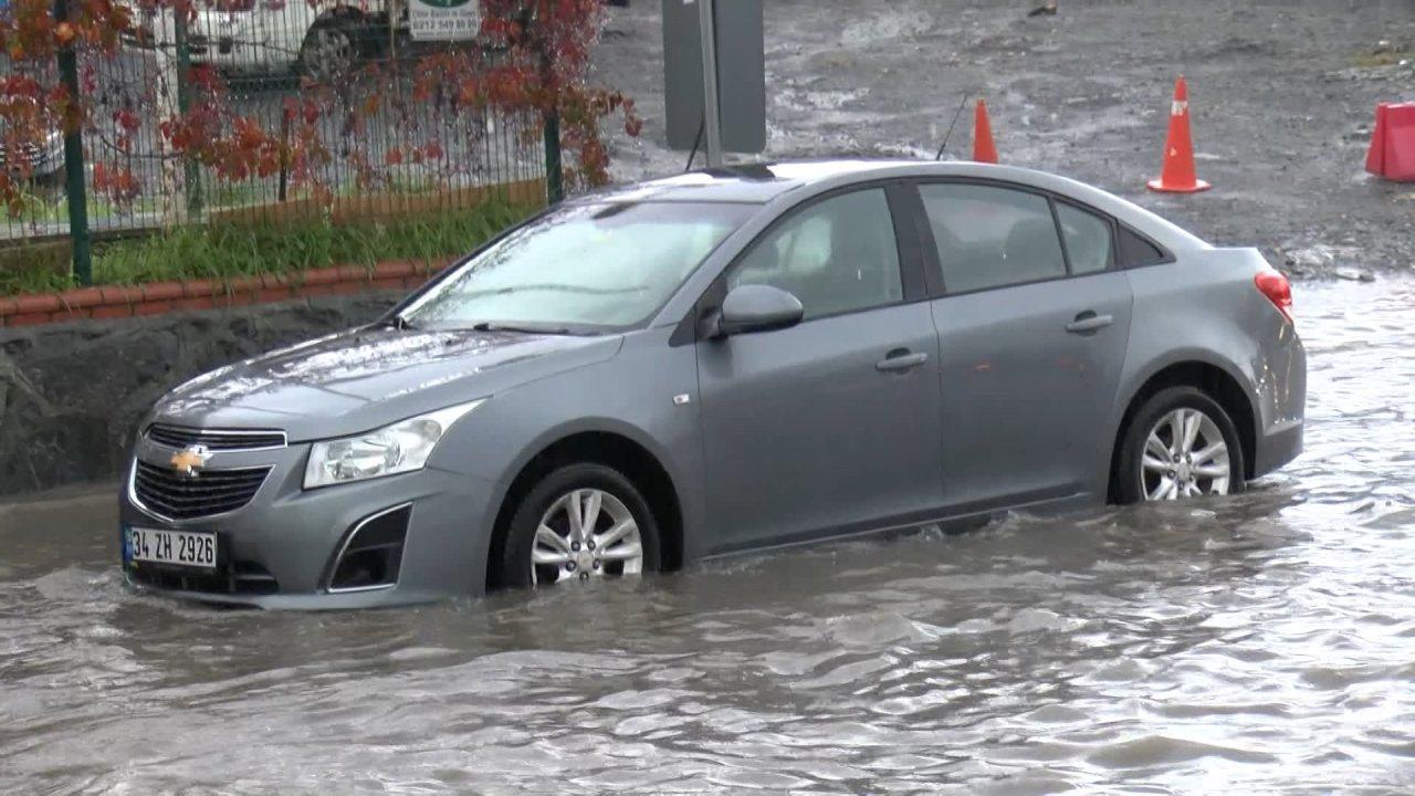 Yollar göle dönünce araçlar zor anlar yaşadı