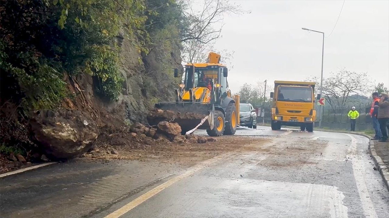 Ağaçlık alanda toprak kayması: Düşen kaya parçaları trafiği aksattı