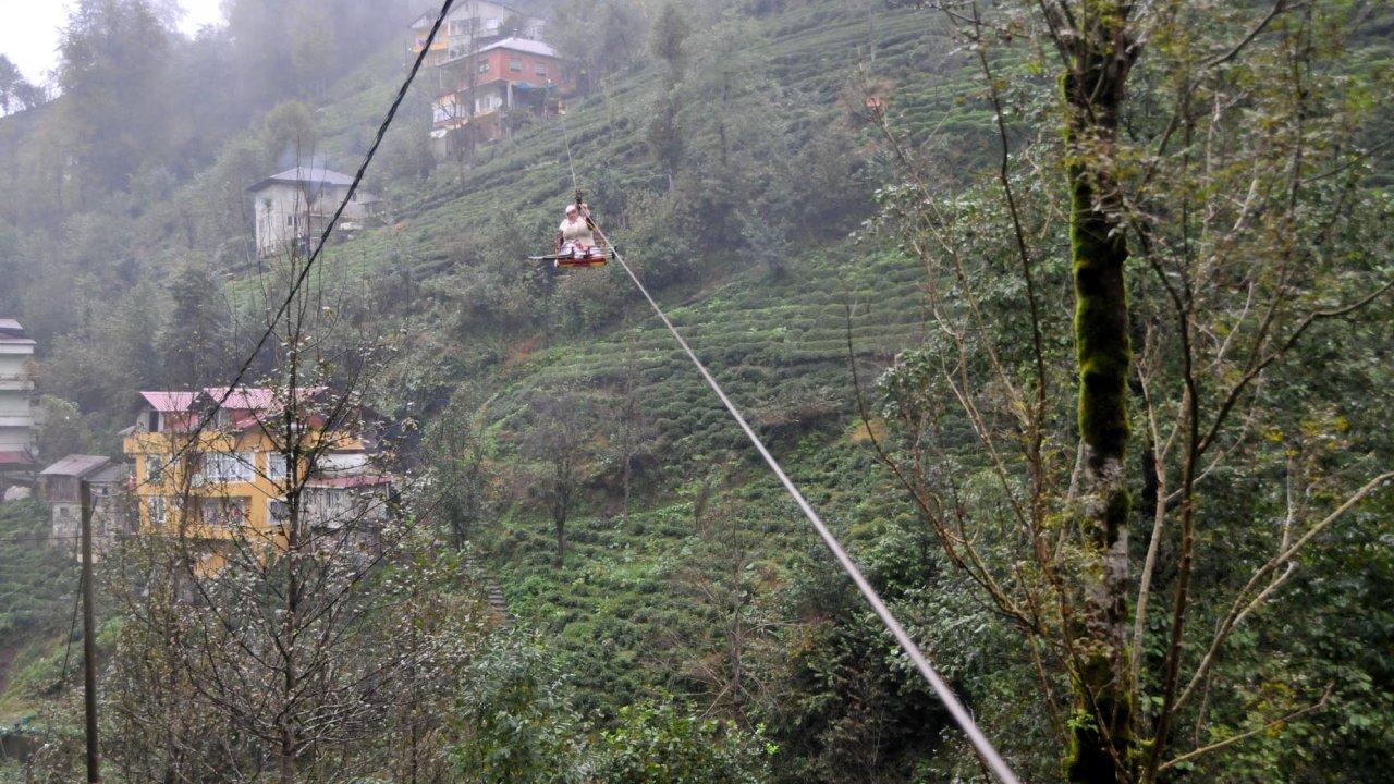 100 metre yükseklikte tehlikeli teleferik yolculuğu mazi oldu: 'Artık sadece yük taşımada kullanıyor'