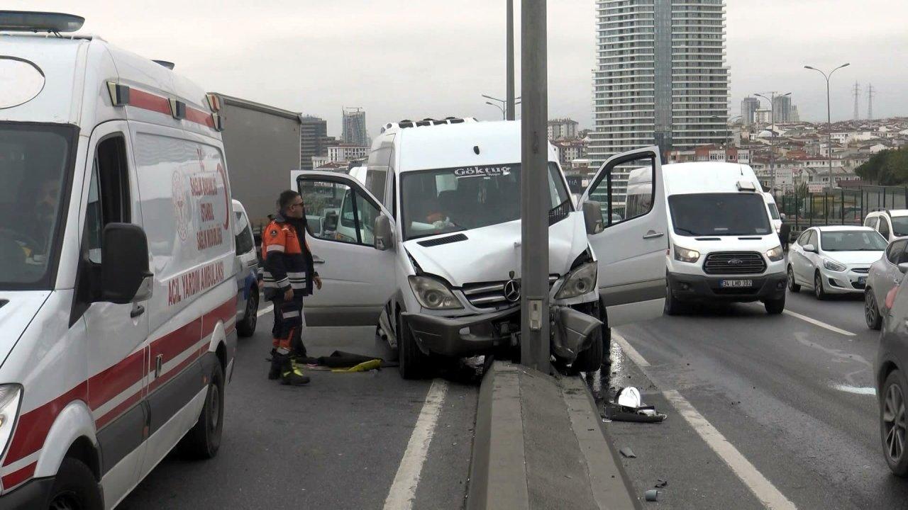 Direksiyon başında kalp krizi geçirdi! Aydınlatma direğine çarptı