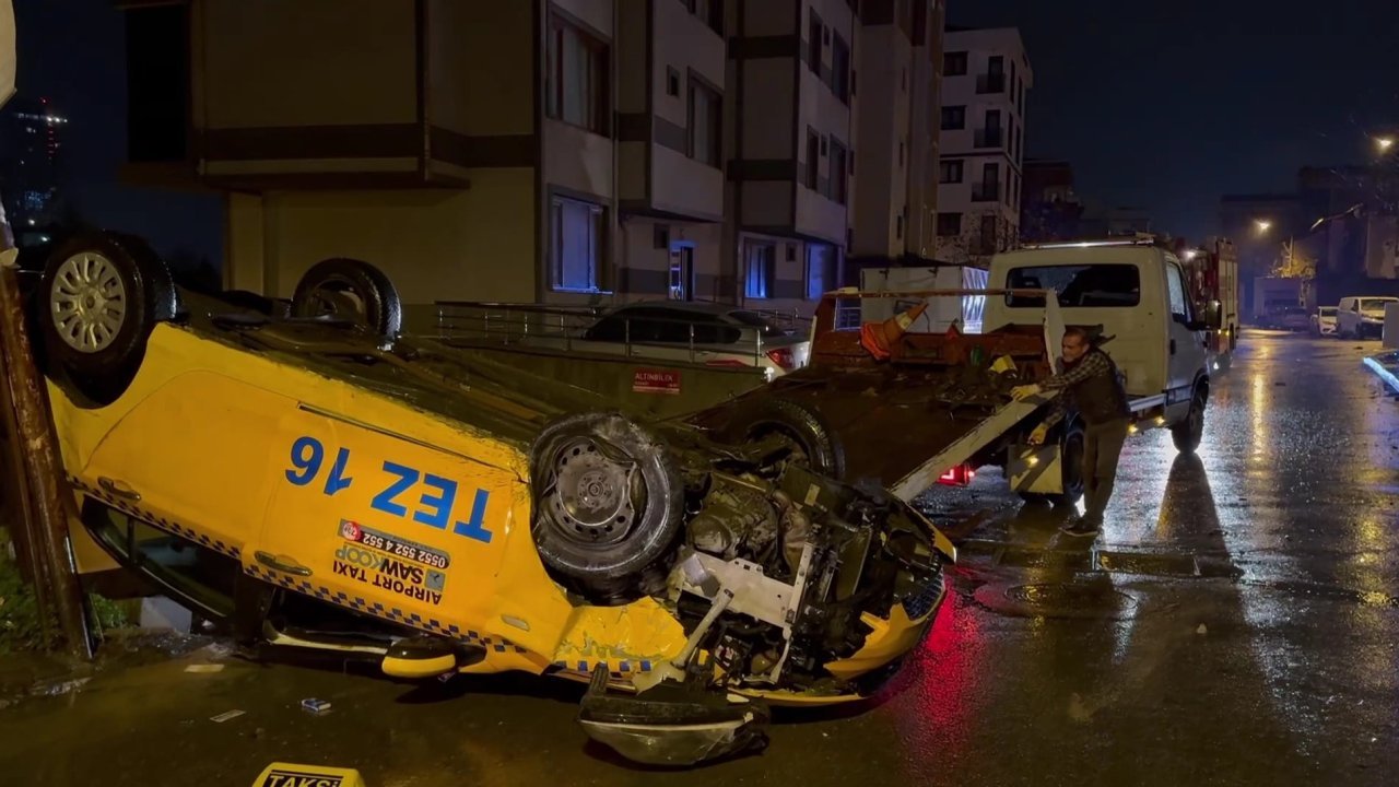 Direksiyon hakimiyetini kaybetti, direğe çarparak devrildi