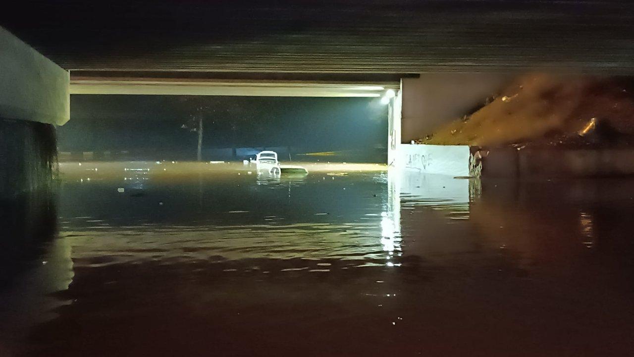 Sağanak sonrası değişmeyen manzara: Cadde ve sokaklar suyla doldu